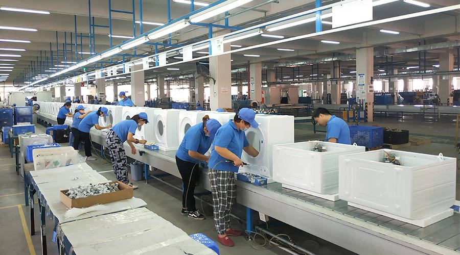 高效率！員工們忙碌地開展巴西客戶的衣物烘干機(jī)生產(chǎn)工作