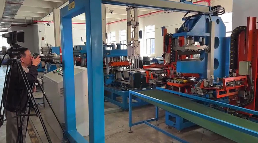 金環(huán)電器自動(dòng)化生產(chǎn)  吸引大型家電企業(yè)領(lǐng)導(dǎo)前來(lái)走訪(fǎng)拍攝