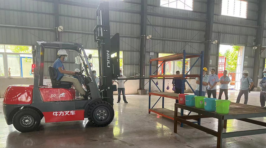 比技能 展風采！金環(huán)電器參與鶴城鎮(zhèn)第二屆企業(yè)職工叉車技能競賽