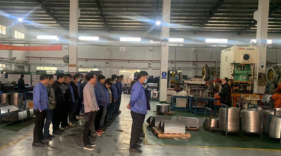 意氣奮發(fā)！金環(huán)電器沖壓車(chē)間組織人員開(kāi)展例行早會(huì)